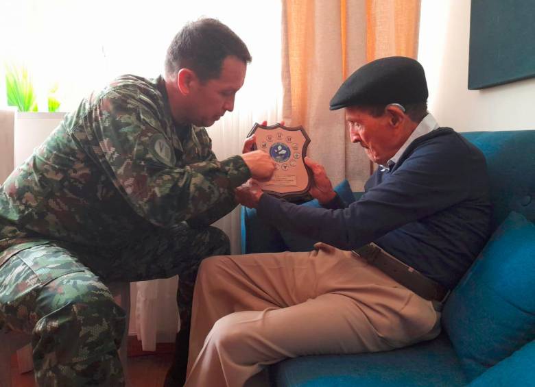 El comandante de la Cuarta Brigada, general Juan Carlos Fajardo, le entregó varios obsequios al homenajeado. FOTO: CORTESÍA CUARTA BRIGADA