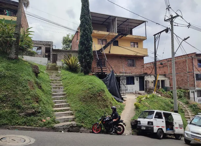 Dentro de esta casa, del barrio Los Mangos, oriente de Medellín, ocurrió el asesinato de Kevin Alexis Casas García el pasado 12 de abril. FOTO: ANDRÉS GARCÍA HERNÁNDEZ