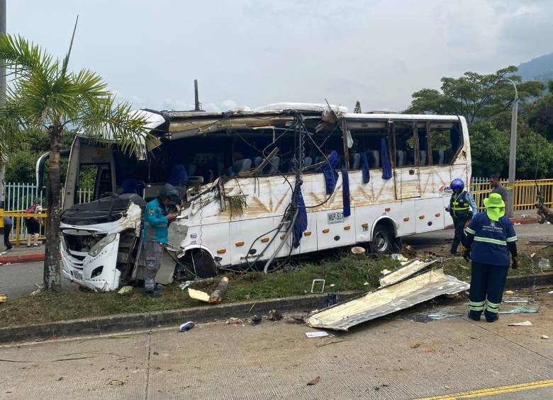 Así quedó el bus tras el accidente en el Oriente de Medellín. Foto: Cristian Vásquez