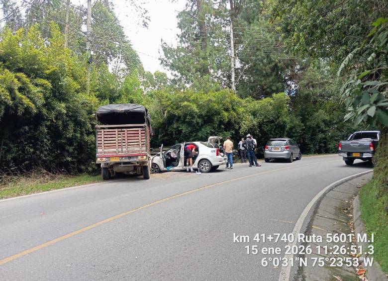 Este es el momento del impactante choque. Las autoridades investigan si uno de los vehículos implicados invadió el carril del otro causando el siniestro. FOTO: Cortesía Devimed
