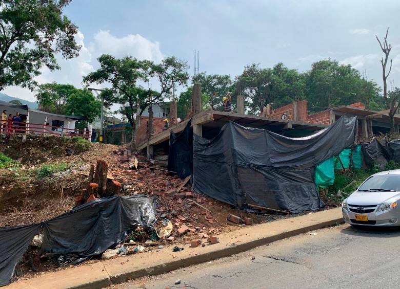 Son 15 casas las que se han levantado en la zona verde del cementerio San Andrés, en Niquía. FOTO: CORTESÍA