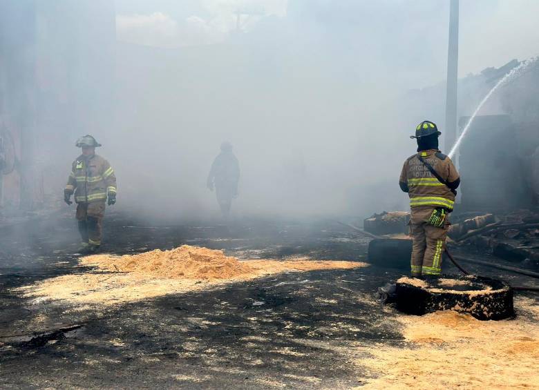 El incendio fue controlado sobre las 2:45 p.m. de este jueves. FOTO CORTESÍA BOMBEROS BOGOTÁ