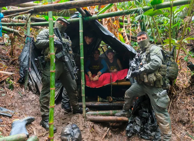 Así era el lugar donde integrantes de las disidencias tenían secuestrados a Miguel Ayala y Nicolás Panjota. FOTO: Cortesía MinDefensa