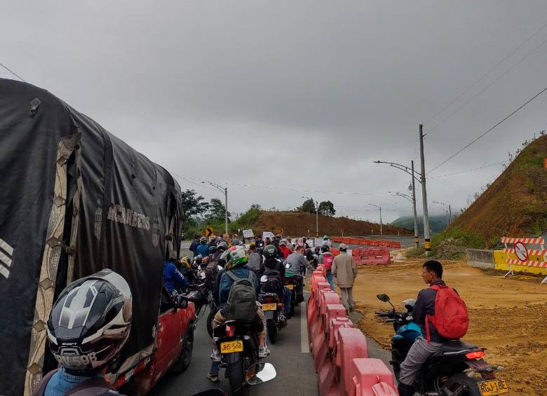 Un grupo de aproximadamente 40 manifestantes se tomó la vía Mar 1 este sábado para protestar. FOTO: CORTESÍA DENUNCIAS ANTIOQUIA