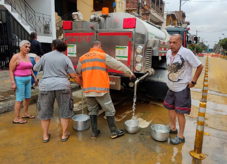 Mientras se soluciona el daño las cuadrillas de EPM reparan y reparten agua entre los afectados. FOTO: Archivo EL COLOMBIANO.