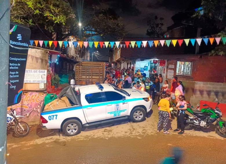 Papá Noel se vistió de azul: guardas de Medellín llegaron a las comunas a repartir regalos