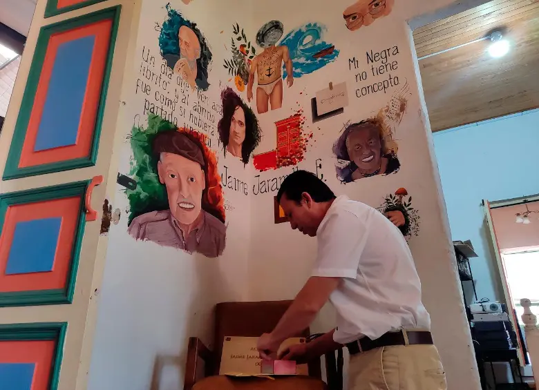 Los libros de X-504 están expuestos en la sala en honor al poeta nadaísta Jaime Jaramillo Escobar. Es la ‘oficina’ del grupo de teatro del pueblo. FOTO JUAN DIEGO ORTIZ JIMÉNEZ