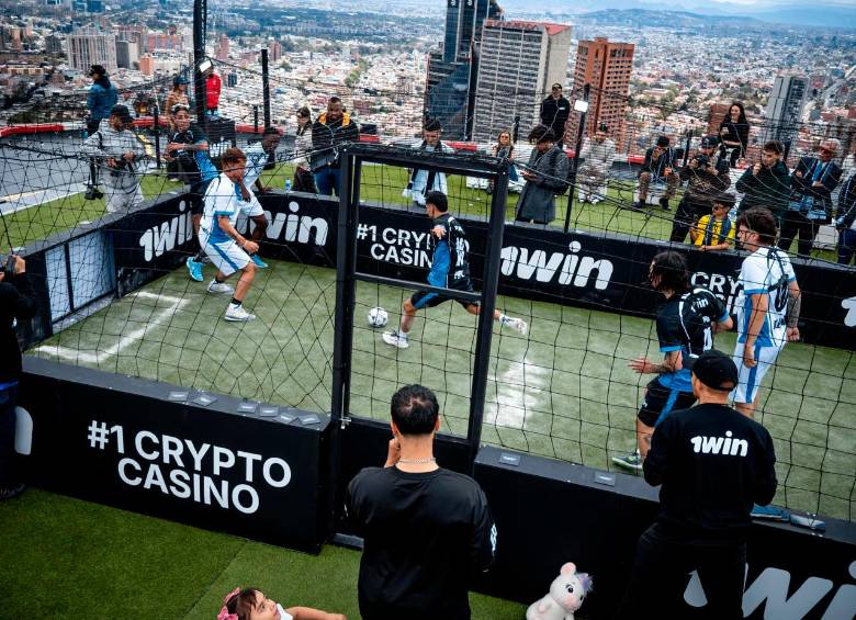 Alexander 00 y otras figuras del fútbol callejero colombiano hicieron parte del histórico encuentro disputado en lo más alto de la Torre Colpatria. FOTO CORTESÍA