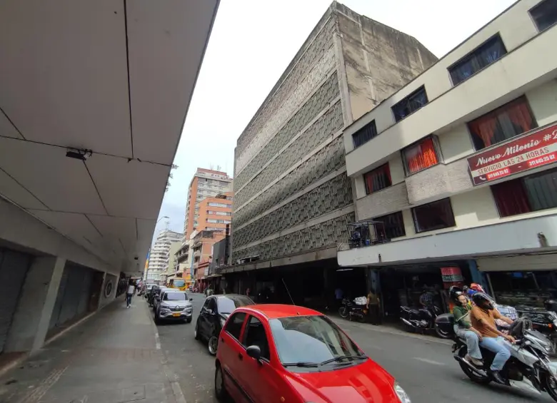 Dentro del sótano de este parqueadero, en el centro de Medellín, las autoridades encontraron los restos mortales dentro de un costal que fueron lanzados desde un hotel ubicado en la parte trasera. FOTO: ANDRÉS GARCÍA HERNÁNDEZ