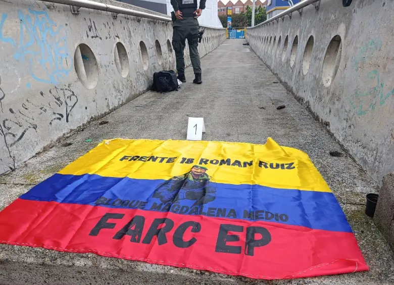 Bandera alusiva a las disidencias de las Farc apareció en Suramericana, Laureles. FOTO: Cortesía