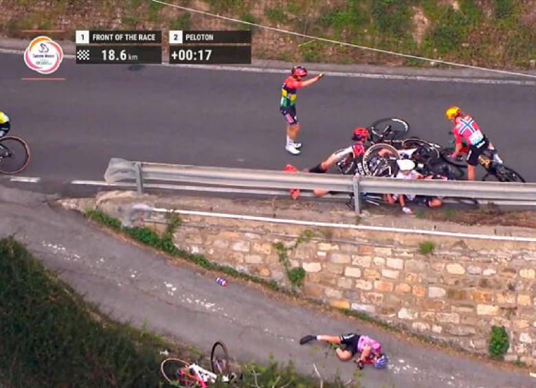 Momentos de tensión se vivieron en el descenso de la Cipressa tras la aparatosa caída de la italiana Debora Silvestri, quien debió ser evacuada de urgencia. FOTO CAPTURA VIDEO