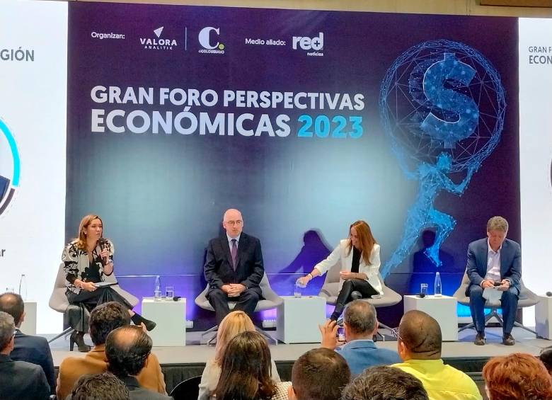 Entre los invitados especiales está Bruce Mac Master, presidente de la Andi; y Leonardo Villar, gerente del Banco de la República. Foto: EL COLOMBIANO