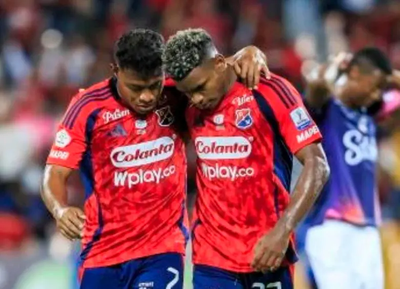 Léider Berrío y Brayan León celebran el triunfo del DIM que, con un partido aplazado, está a un punto del líder de la Liga Betplay-2.FOTO CAMILO SUÁREZ 