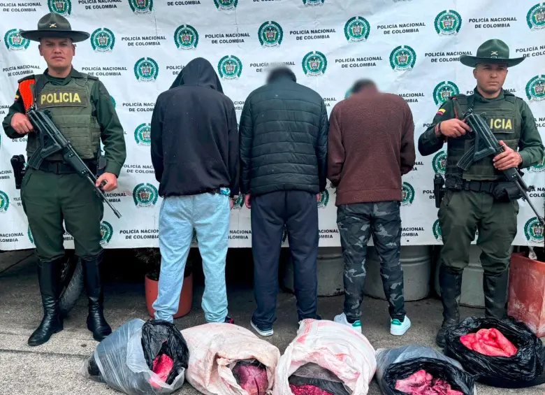 Estos fueron los capturados por manipular estas carnes que pretendían ser incluidas en el mercado, según las autoridades. FOTO: CORTESÍA POLICÍA ANTIOQUIA