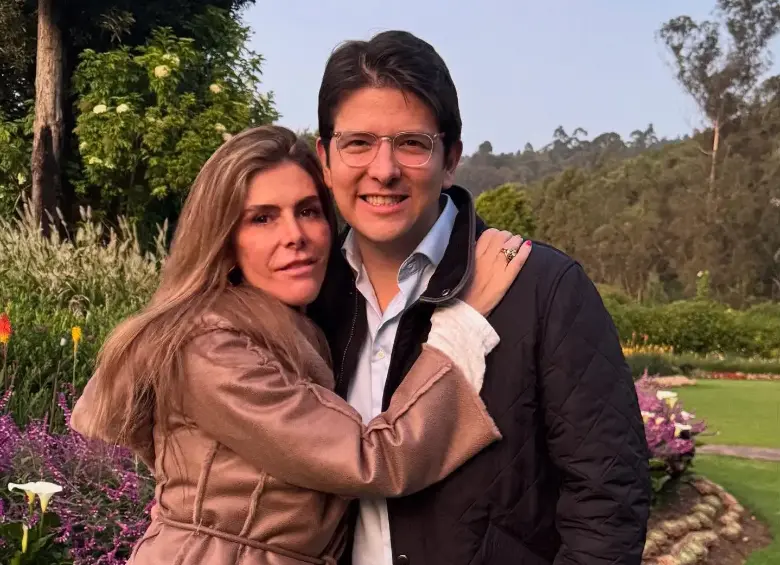 María Carolina Hoyos Turbay, de 53 años, junto a su hermano, el fallecido senador Miguel Uribe Turbay. FOTO: INSTAGRAM @mcarolinahoyost