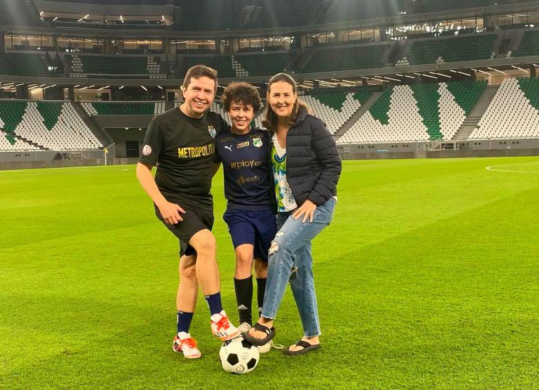 Juan Felipe Mejía comparte con su esposa Ángela María Acosta y su hijo Jacobo, en el City Stadium de Qatar. FOTO Cortesía