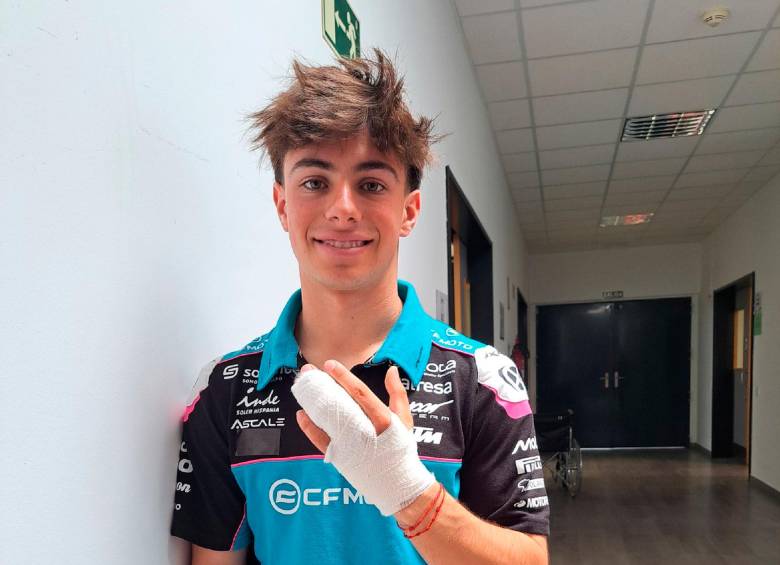 David Alonso luego de la atención médica tras el accidente en el Gran Premio de Aragón. FOTO: Tomada de X @AsparTeam