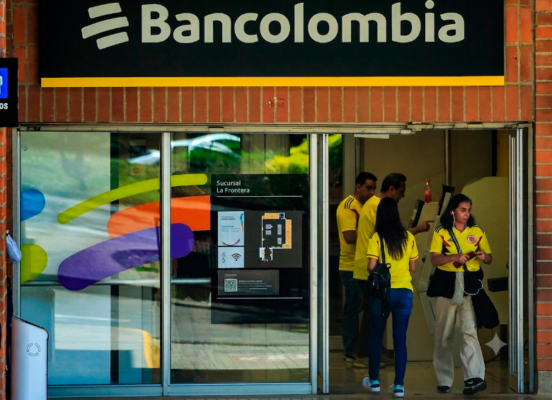 Las 562 sucursales de Bancolombia atenderán en jornada continua hasta las 2:30 p. m. por el partido de la Selección Colombia. FOTO EL COLOMBIANO Y RETOCADA CON IA.