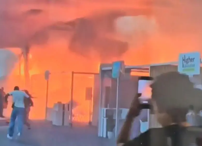 Así es el incendio ocurrido en la Zona Azul de la COP30 en Belém. FOTO tomada de X @BelemHoje