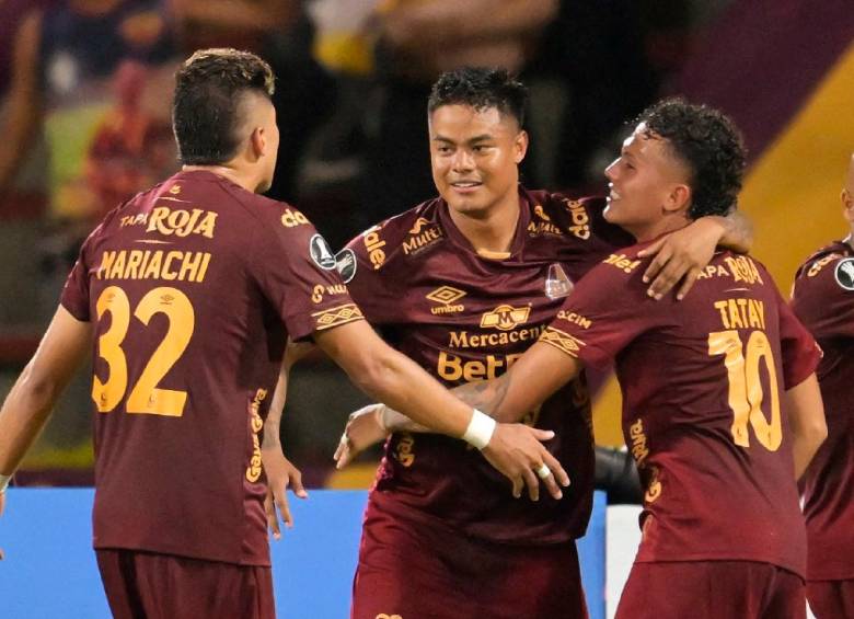Sebastián Guzmán, Luis Sandoval (centro) y Juan Pablo Torres, entre las figuras del Tolima en el triunfo ante Nacional. FOTO X-TOLIMA