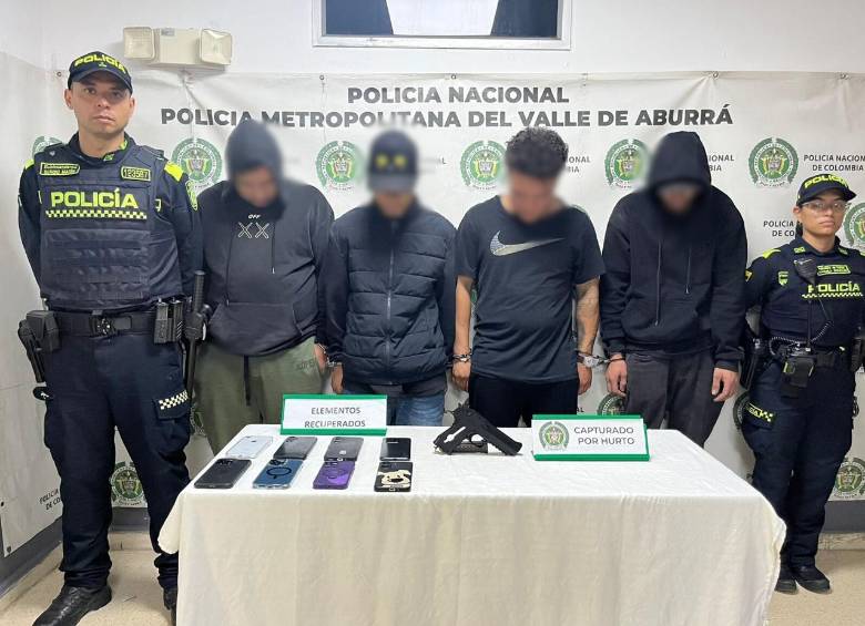 Cuatro personas capturadas por robar celulares en el barrio Laureles de Medellín. FOTO: POLICÍA MEVAL