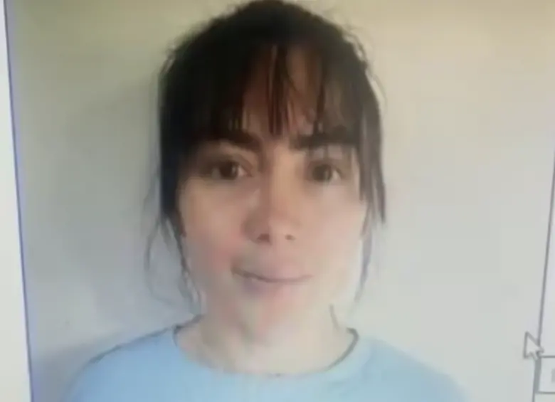 En la imagen, Epa Colombia aparece con una prenda azul y un corte de cabello con capul. FOTO: NOTICIAS CARACOL