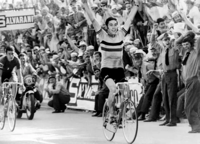 Esta es una de las imágenes que tiene la Unión Ciclistica Internacional, UCI, sobre las hazañas de Eddy Merckx, campeón en cinco ocasiones del Tour de Francia y el Giro de Italia. FOTO TOMADA X @UCI_cycling