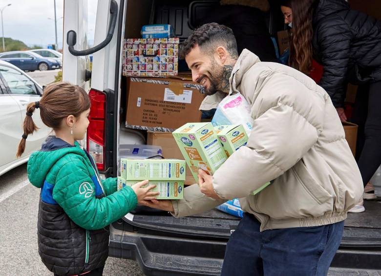 Rubén García, futbolista español del Osasuna, entrega alimentos a los niños refugiados en Polonia. FOTO @RubenGarcia14