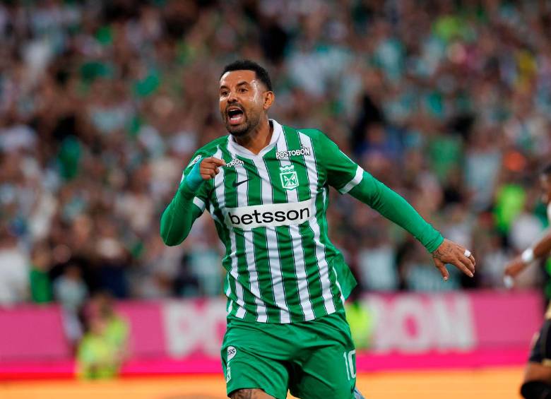 Edwin Cardona marcó de penalti el primer gol verdolaga. FOTO CAMILO SUÁREZ
