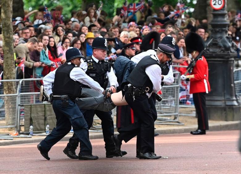 La Policía Metropolitana de Londres informó que los agentes tuvieron que efectuar varias detenciones a un grupo de personas que intentó introducirse en la ruta ceremonial justo antes de que arrancara el desfile.