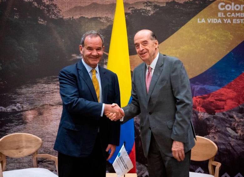 El Secretario General Iberoamericano, Andrés Allamand, junto al canciller designado Álvaro Leyva. FOTO: TOMADA DE TWITTER @AlvaroLeyva