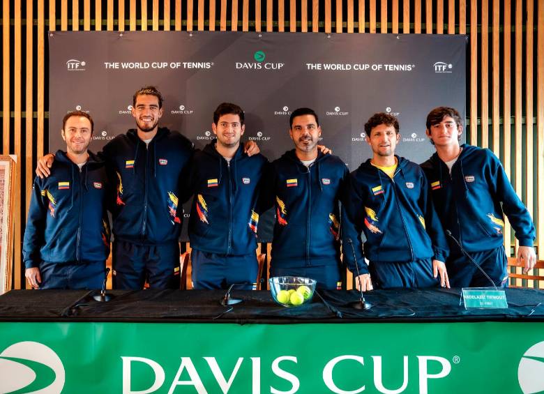 El equipo colombiano de la Copa Davis es capitaneado por Alejandro Falla (en el centro de la foto), y viene de vencer a Marruecos. Foto: Fedecoltenis