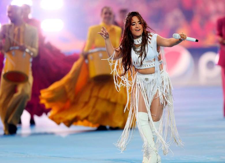 La latina de 25 años estuvo acompañada por un centenar de bailarinasFOTO GETTY