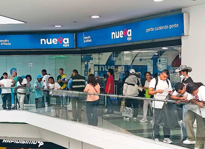 Las largas filas en los servicios de dispensación de medicamentos y centros de atención son parte del pan de cada día entre los afiliados de la Nueva EPS en Antioquia. En la imagen, aspecto de uno de los puntos de atención ubicado en un centro comercial de la Avenida Oriental de Medellín. FOTO Esneyder Gutiérrez