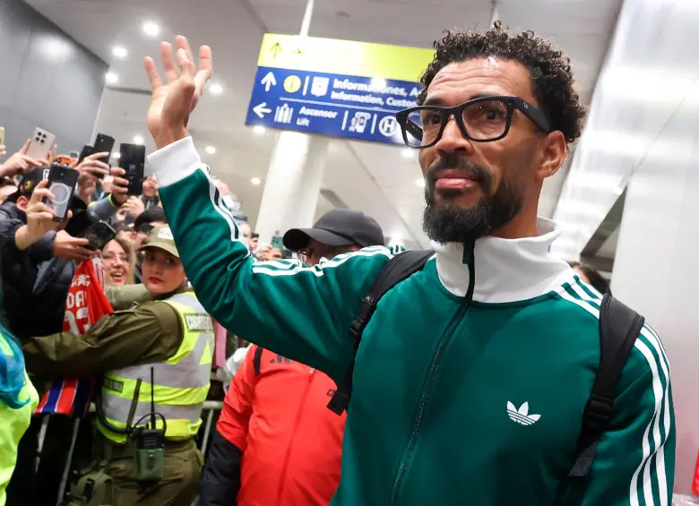 Con una cálida bienvenida de los hinchas, Vozinha aterrizó en Santiago para cerrar su incorporación al Colo Colo, líder del fútbol chileno. FOTO: X-COLO COLO