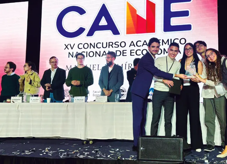 En la foto, los ganadores del concurso Cane 2025, Samuel Acosta, Jerónimo Salazar, Sara Echeverri, Sandra Gómez y Zapata. FOTO Eafit