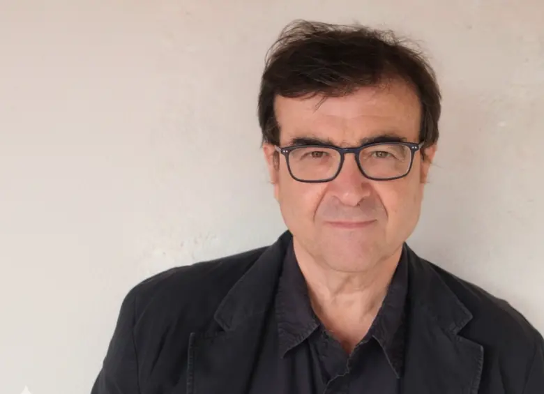 Javier Cercas, escritor español, en El loco de Dios en el fin del mundo no explora tanto la figura del papa Francisco, sino el peso simbólico del catolicismo en un mundo más despreocupado por la religión. 