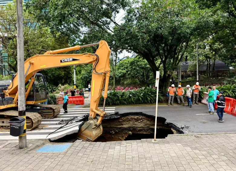 Socavación de la avenida El Poblado. Foto: El Colombiano