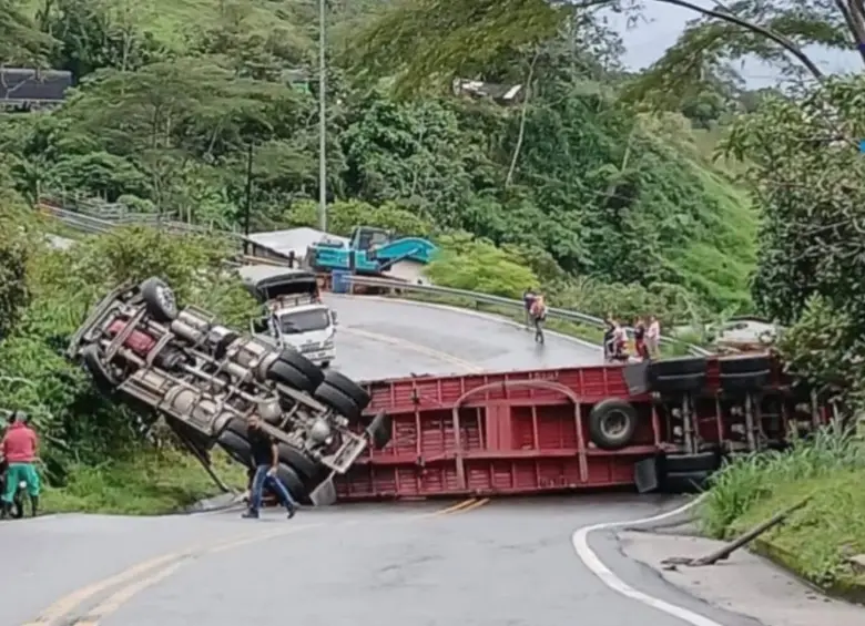 Así quedó la tractomula tras volcarse en el sector La Frisolera de Valdivia. FOTO Denuncias Antioquia.
