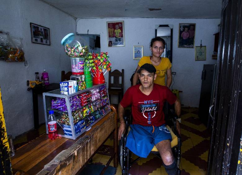 Jorge y Yuliana saliendo de su casa en Santo Domingo Savio, y junto a ellos, su vitrina con confites. FOTO: Julio César Herrera 