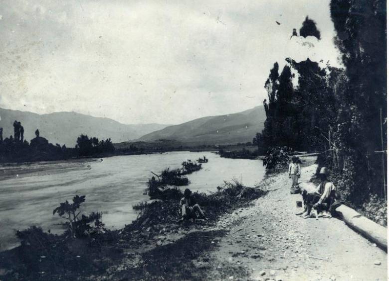 Río Medellín cristalino a finales del Siglo XIX en el sector San Benito. FOTO Archivo El Colombiano