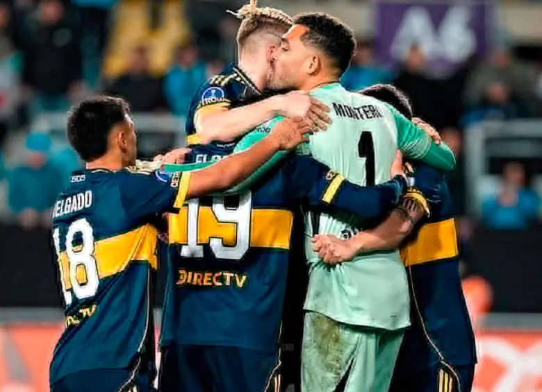 Álvaro Montero y el respaldo de sus compañeros en Boca. FOTO: X-BOCA