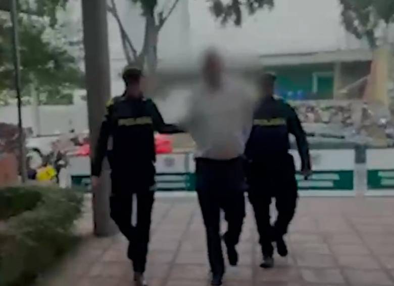 Posteriormente fue conducido hacia la sede de la Policía y luego fue puesto a disposición de la Fiscalía. FOTO TOMADA DE VIDEO