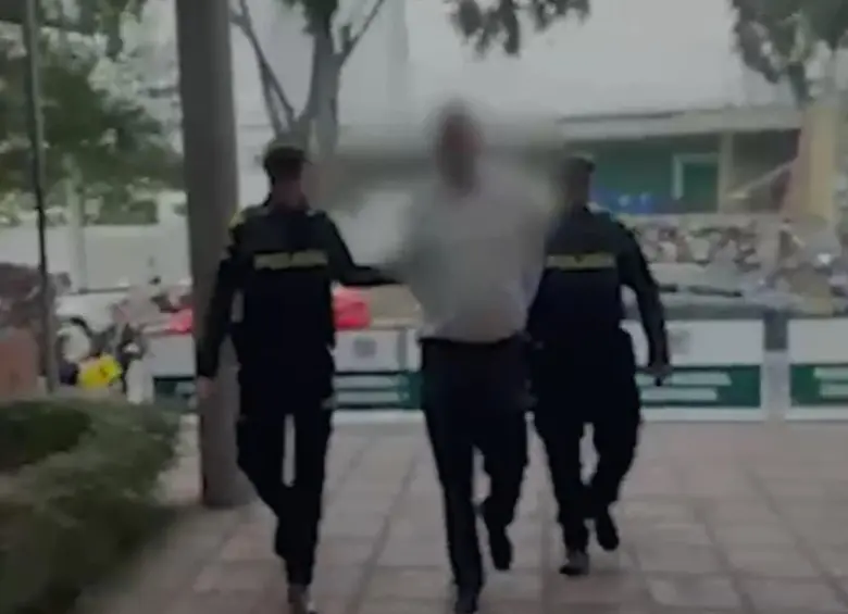 Posteriormente fue conducido hacia la sede de la Policía y luego fue puesto a disposición de la Fiscalía. FOTO TOMADA DE VIDEO