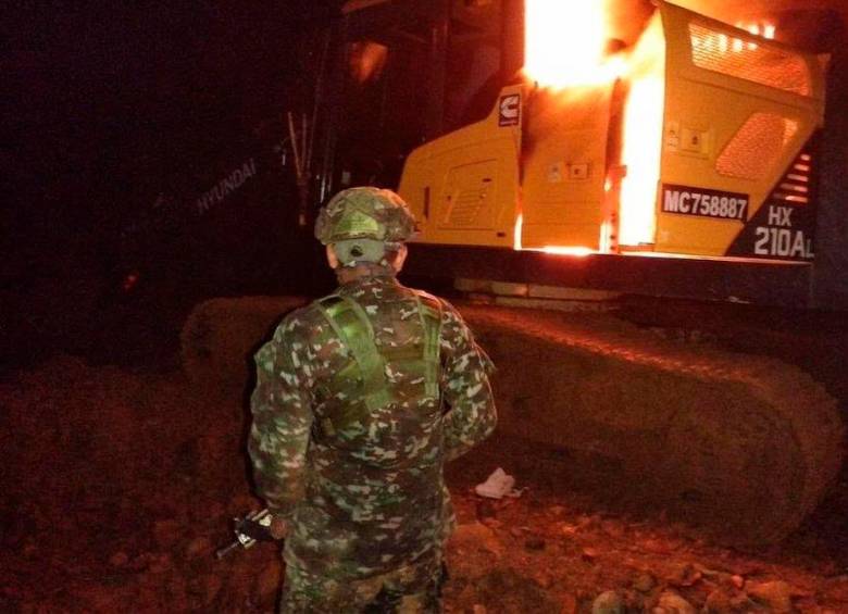 La maquinaria fue destruida por los efectivos militares que realizaron el operartivo en el Bajo Cauca. FOTO: CORTESÍA BRIGADA 11