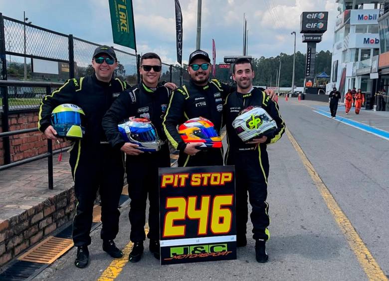 Daniel Pajón (derecha) empieza a ganar respeto en el automovilismo de Colombia. Con sus compañeros ya hace la diferencia en el autódromo de Tocancipá. FOTO: Cortesía