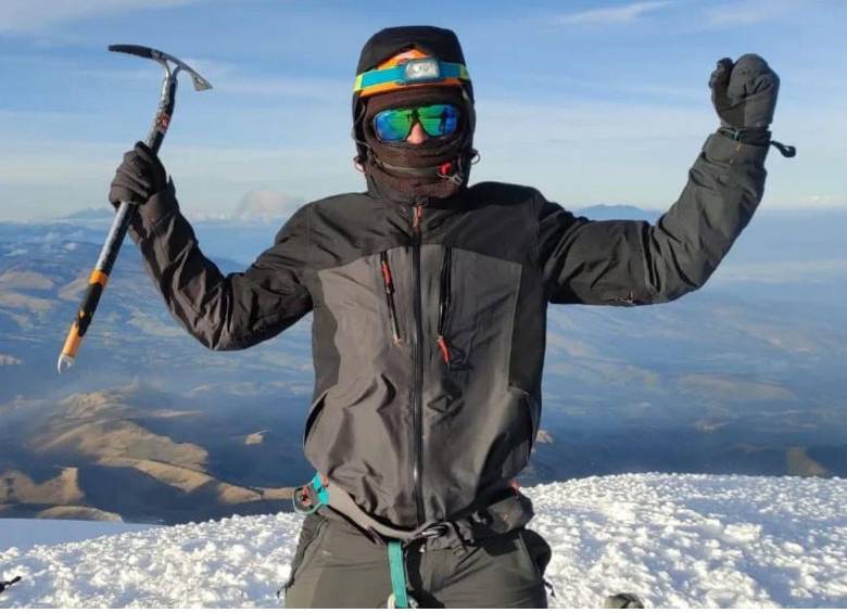 Una de las fotos del profesor Valencia durante el escalamiento de un nevado. FOTO: Cortesía