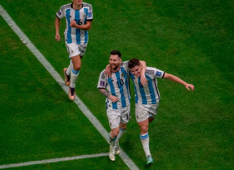 Lionel Messi y Julián Álvarez (2) anotaron los tres goles con lo que gana Argentina. FOTO JUAN ANTONIO SÁNCHEZ