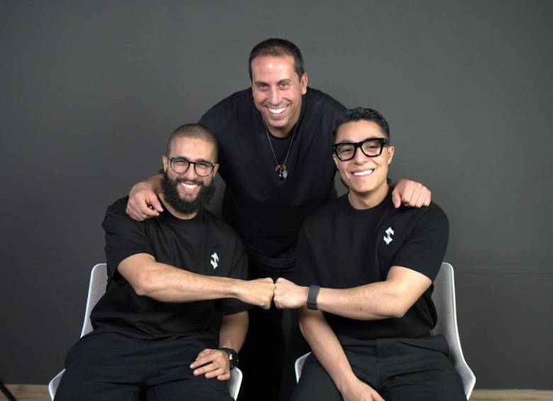 Juan Osorio, conocido como Juan ADS; su hermano, Jamilton Osorio, programador de inteligencia artificial; y el empresario mexicano Marco Lezama.