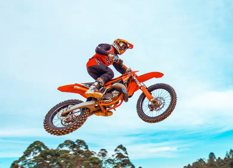 Valentino Zuluaga en su KTM por los aires ecuatorianos. FOTO: Cortesía